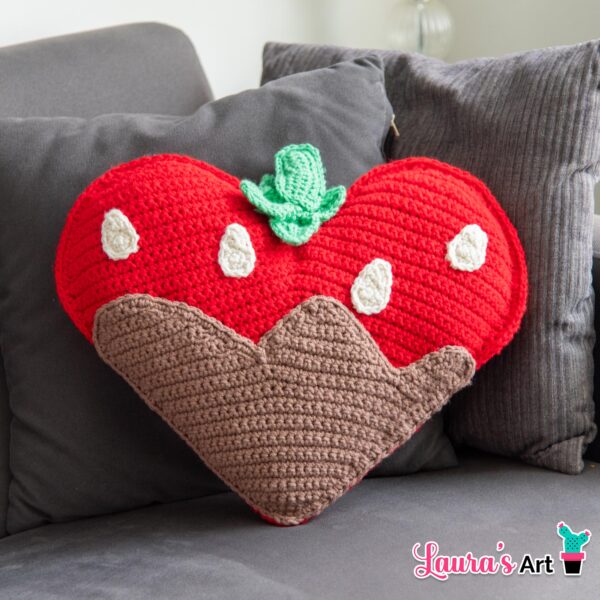 Almohada en forma de Corazón de Fresa con Chocolate a Crochet - Patrón paso a paso