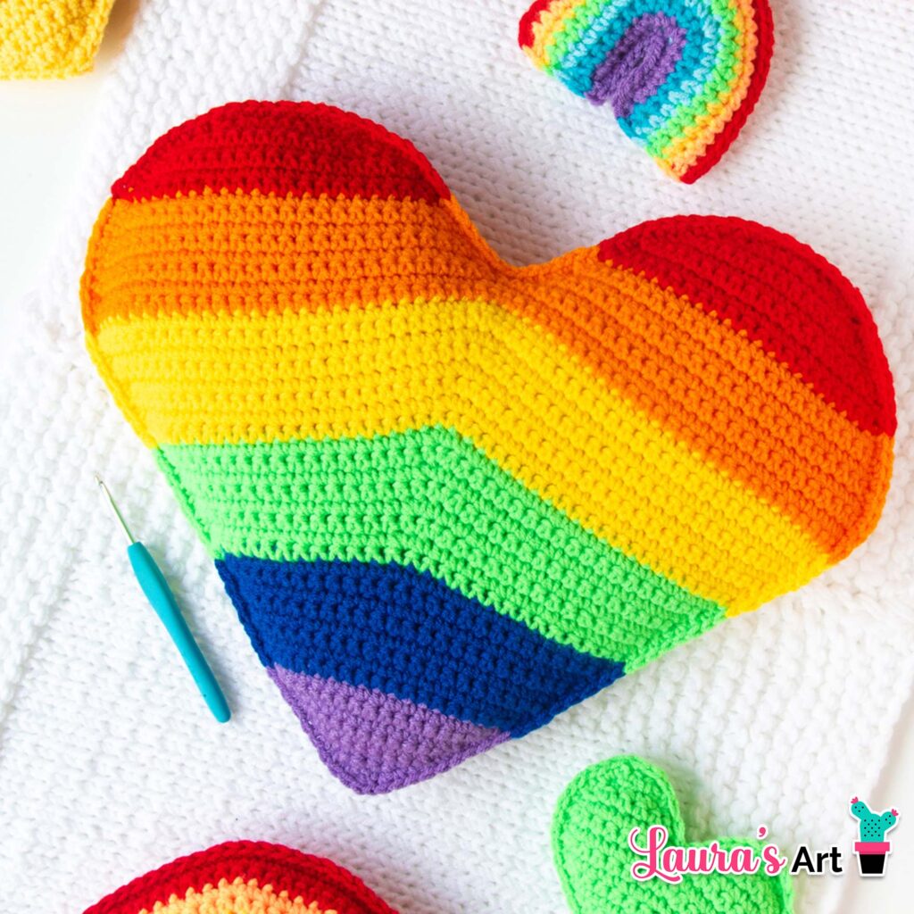 Corazon a crochet de arcoriris